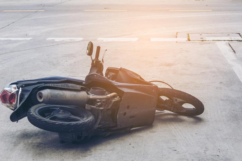 Una motocicleta tirada en el pavimento.