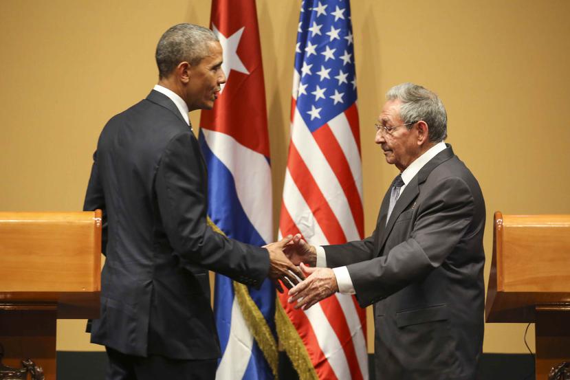 El presidnete de Estados Unidos, Barack Obama, saluda a su homólogo cubano Raúl Castro. (GFR Media / Archivo)