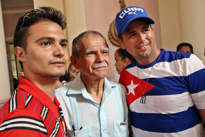 Oscar López posa con dos de las personas que asistieron a la ceremonia de homenaje en el Instituto Cubano de Amistad con los Pueblos. (Suministrada)