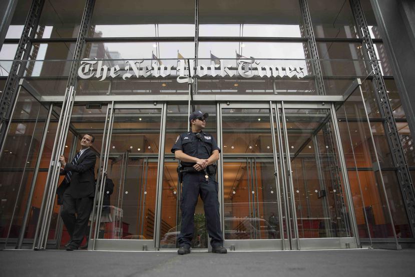 Un oficial de la policía de Nueva York presta seguridad frente a la entrada del periódico The New York Times. (AP / Mary Altaffer)