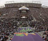 Imagen de la asistencia en el Citrus Bowl Stadium de Orlando, Florida, para WrestleMania 24 en 2008.