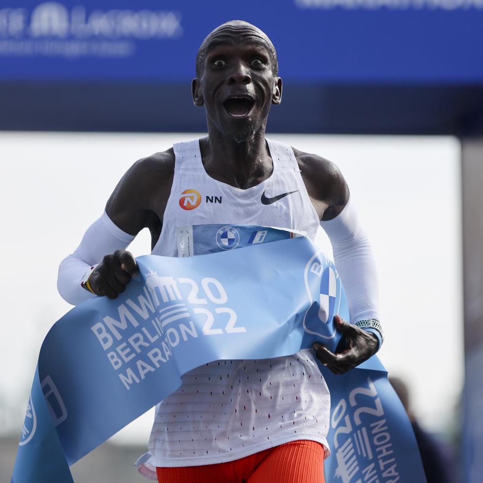Eliud Kipchoge cruza la meta para ganar el Maratón de Berlín con un nuevo récord mundial.