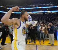El jugador de los Warriors de Golden State Stephen Curry celebra la victoria de su equipo sobre los Rockets de Houston, en un juego de la NBa disputado en San Francisco el 21 de enero de 2022.