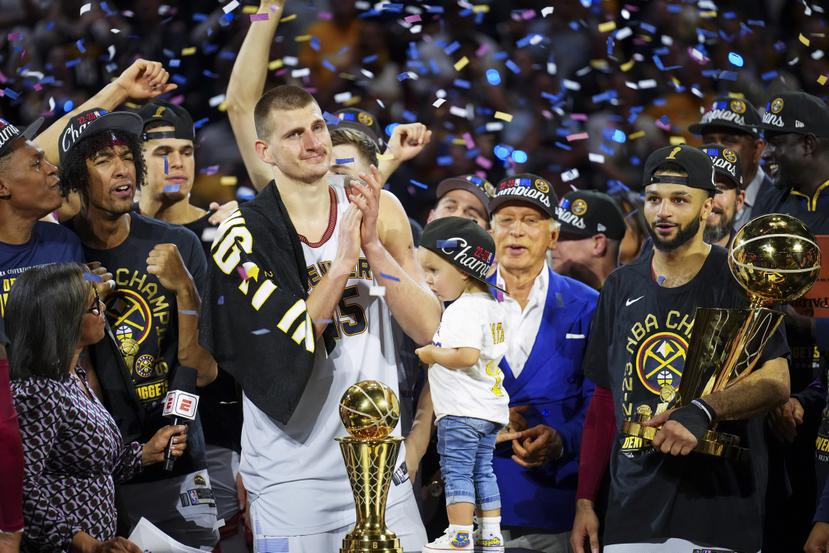 El pívot de los Nuggets de Denver Nikola Jokic y sus compañeros recibirán sus anillos de campeones durante la jornada inaugural de la próxima temporada de la NBA el 24 de octubre.