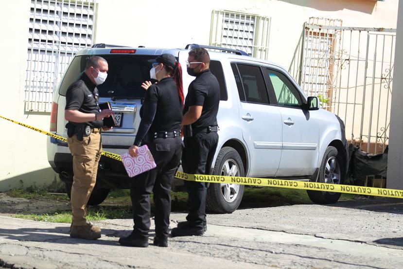 Los investigadores determinaron que la guagua Honda Pilot encontrada encendida frente a la residencia era de una de las víctimas, aunque el traspaso no se había completado, por lo que todavía aparecía registrada a nombre de otra persona.