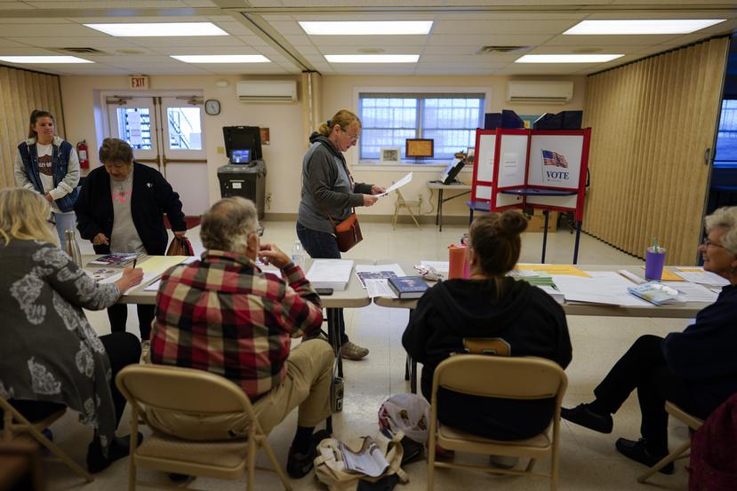 Votantes en el centro de votación en Trinity Christian Fellowship Hall en Biglerville, Pensilvania.