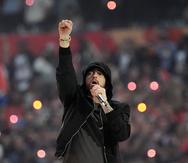 Eminem llamó la atención después de arrodillarse durante el espectáculo del medio tiempo del Super Bowl 56, celebrado en Los Ángeles.