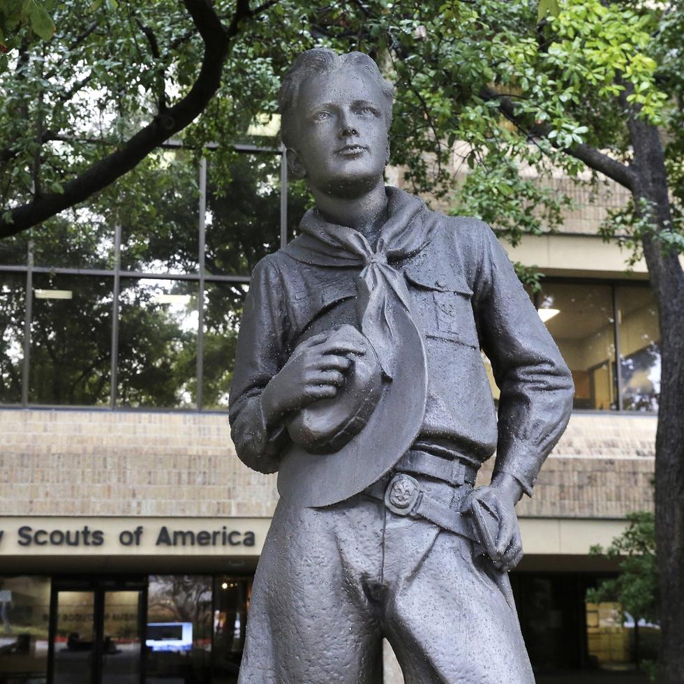 Una estatua frente a las instalaciones de Boy Scouts of America, en Irving, Texas.
