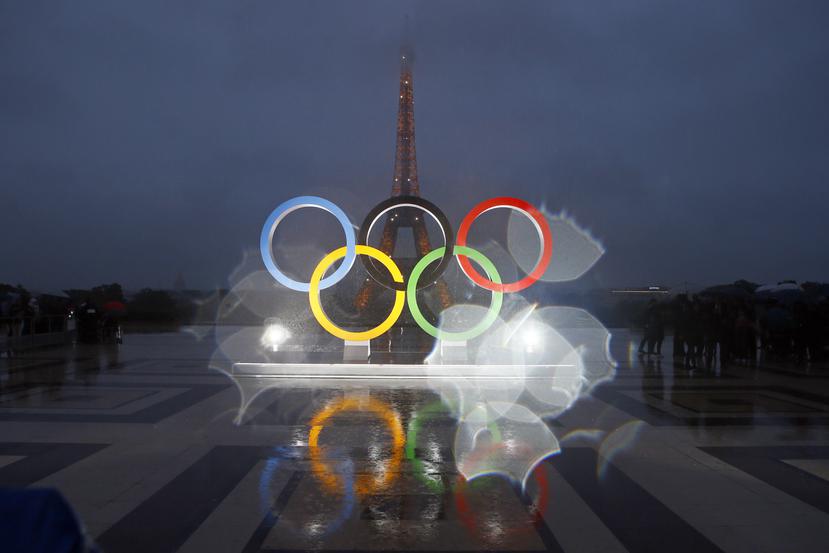 En esta foto de archivo se ven los anillos olímpicos en la Place du Trocadero de París.