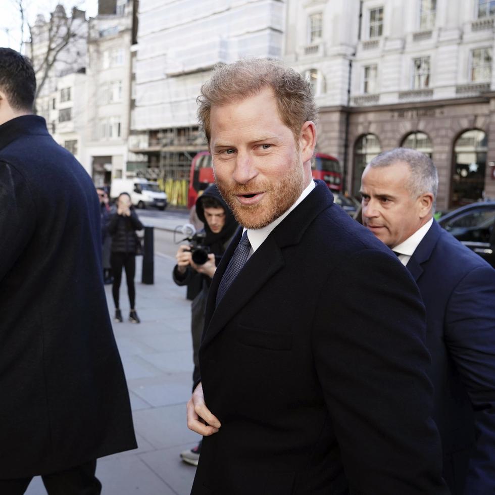 El príncipe Harry a su arribo a la Corte Real de Justicia de Londres el  27 de marzo de 2023.  (Jordan Pettitt/PA Wire/PA via AP)