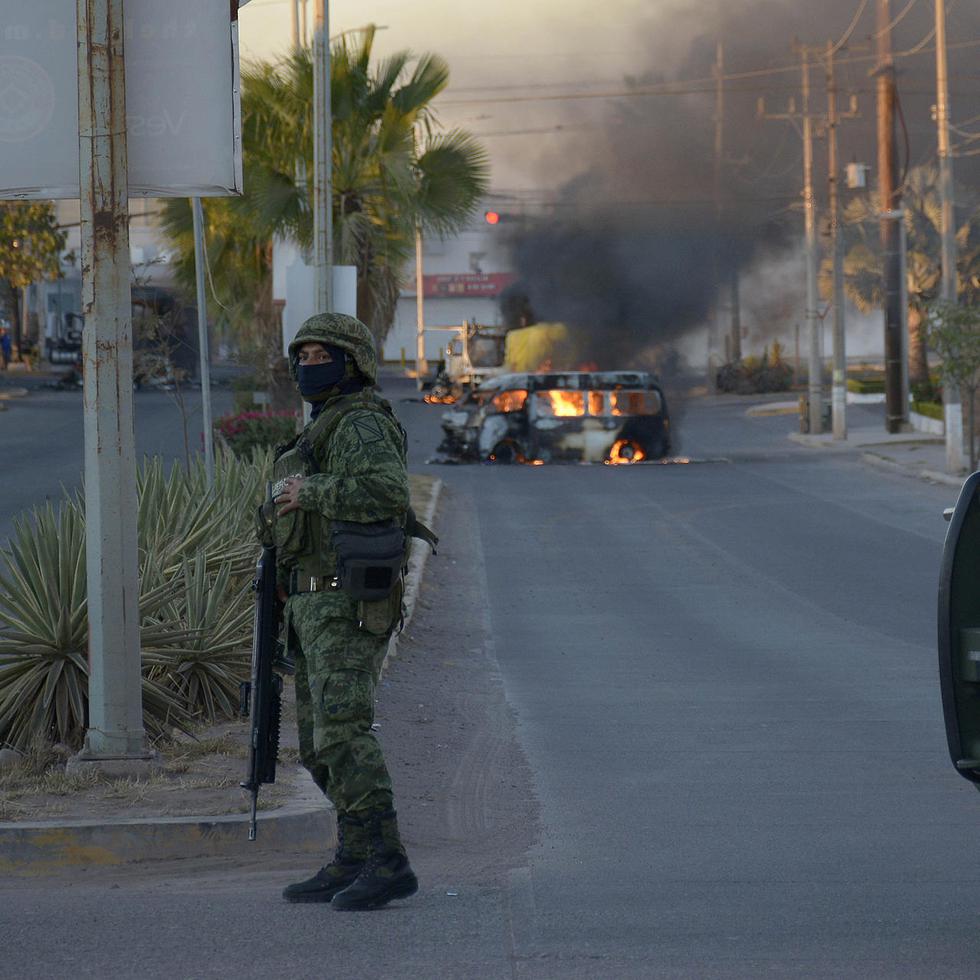 Fotografía de un vehículo de carga calcinado tras los enfrentamientos de fuerzas federales con grupos armados, el 5 de enero, en la ciudad de Culiacán, estado de Sinaloa (México).
