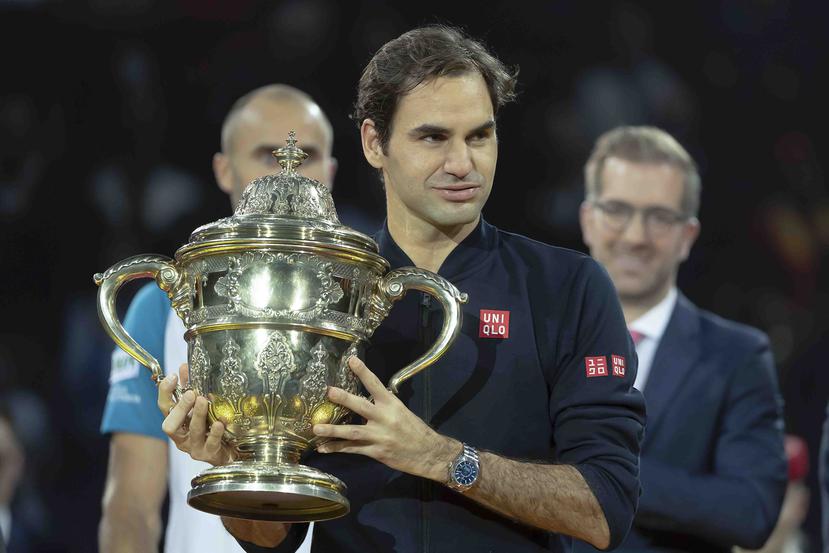 Roger Federer con el trofeo de campeón del torneo bajo techo de Basilea, Suiza, el domingo, 28 de octubre de 2018.  (AP)