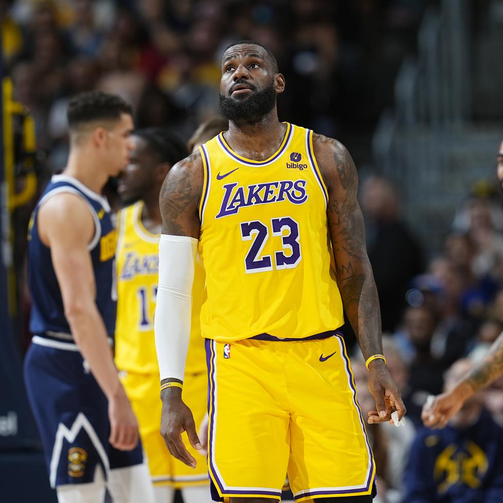 LeBron James tiene una opción en su contrato de $51.4 millones para la venidera temporada con los Lakers.
