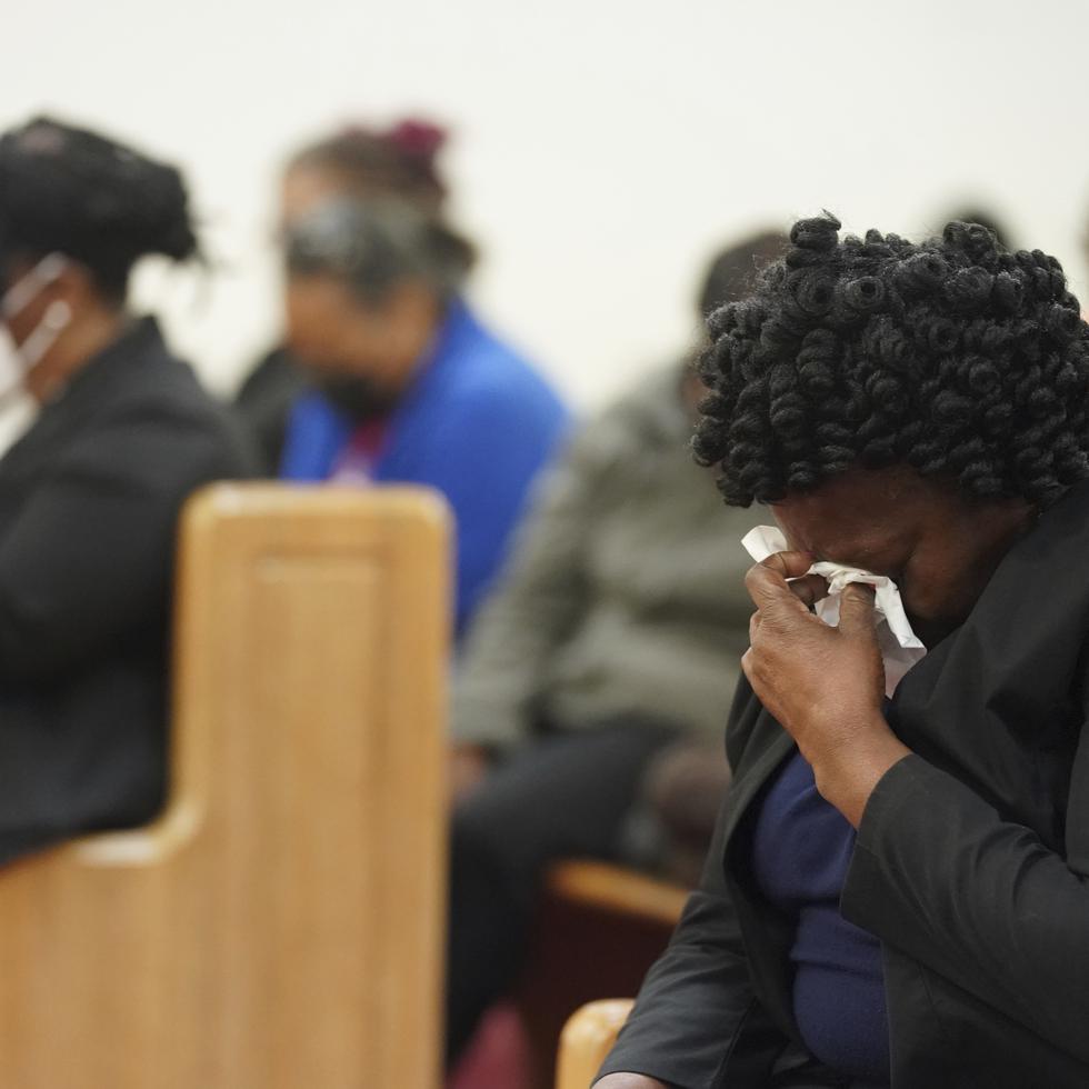Elder Sharon Hammond se seca las lágrimas durante una vigilia por un grupo de estadounidenses que fue secuestrado recientemente en México, el miércoles 8 de marzo de 2023, en Word of God Ministries, en Scranton, Carolina del Sur. (AP Foto/Sean Rayford)
