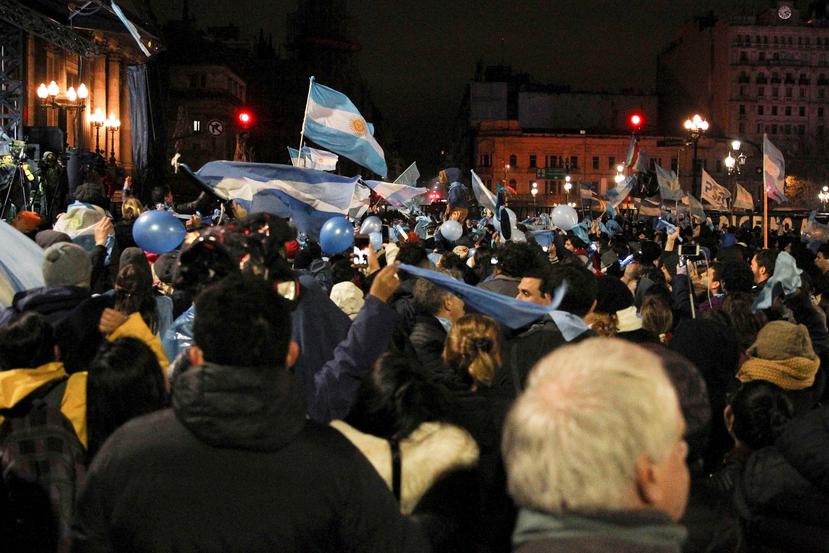 Personas contrarias a la legalización del aborto en Argentina celebran el resultado final de la votación en el Senado. (EFE)