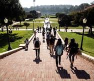 Fotografía de archivo que muestra a estudiantes caminando en el campus de la Universidad de California en Los Ángeles (UCLA) en Los Ángeles, California (EE. UU.). EFE/ Etienne Laurent
