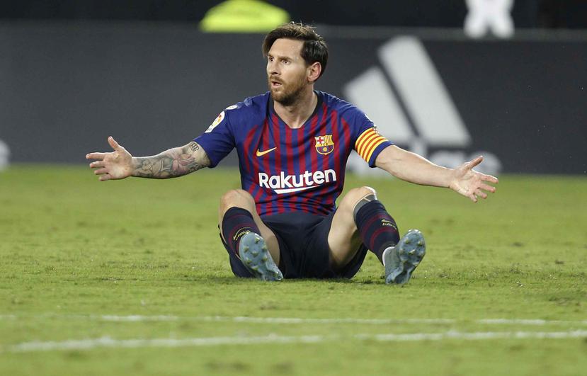 Lionel Messi reacciona luego de falla un tiro contra el Valencia. (AP)