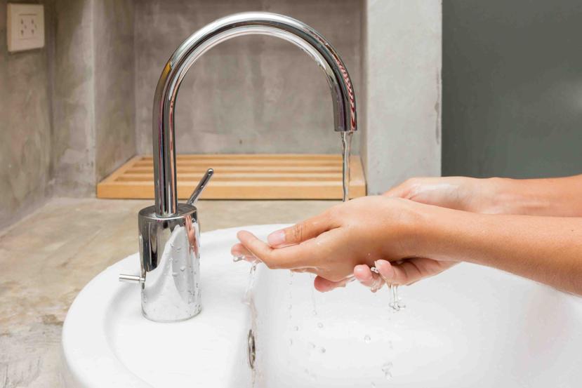 Lavar las manos correctamente previene el contagio de algunas enfermedades.