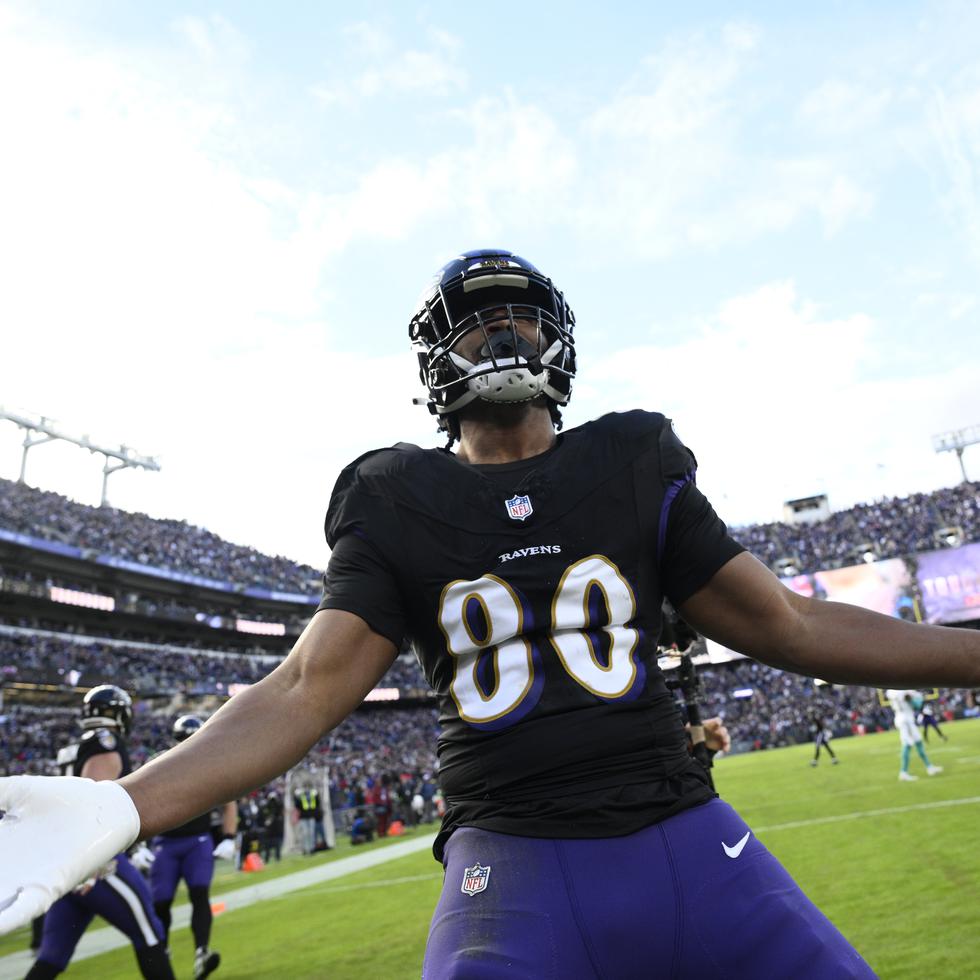 Isaiah Likely, de los Ravens de Baltimore, celebra su touchdown contra los Miami Dolphins durante la primera mitad de un partido de fútbol americano de la NFL en Baltimore, el domingo 31 de diciembre de 2023.