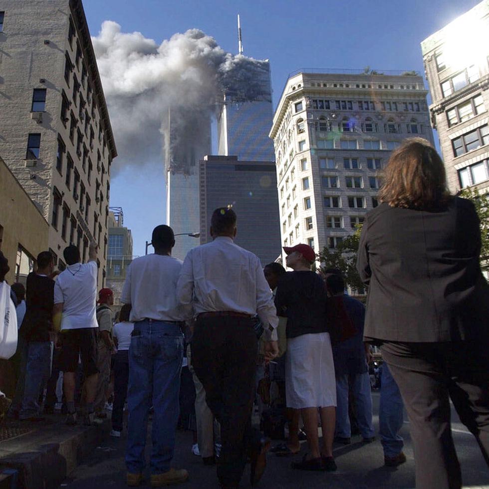 Peatones observan la tragedia en las Torres Gemelas el 11 de septiembre de 2001.
