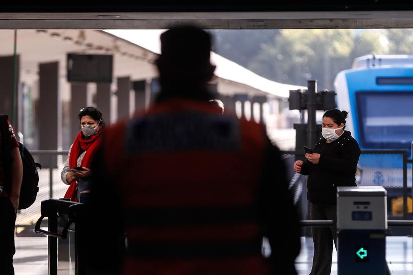 Agentes de la Policía realizan controles este jueves a personas que bajan del tren en la Estacion Once, en Buenos Aires (Argentina). (Efe)