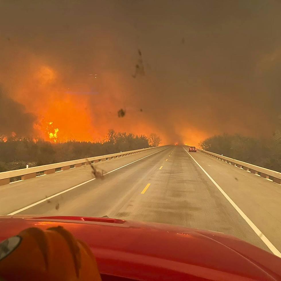 Un incendio forestal que arrasa el llamado Panhandle de Texas se convirtió en el segundo siniestro más grande en la historia del estado.