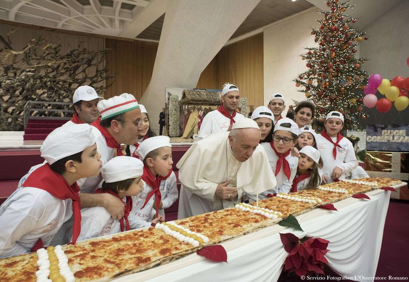 El papa Francisco sopla las velas en ocasión de natalicio. (Archivo / EFE)