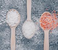La persona promedio ingiere más de 3,400 mg de sodio al día, lo que equivales a 8.5 gramos o a una cucharada y media de sal.  (8photo / Freepik)