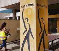 Una persona ingresa a las oficinas del Sindicato de Actores de la Pantalla-Federación Estadounidense de Artistas de Televisión y Radio (SAG-AFTRA).