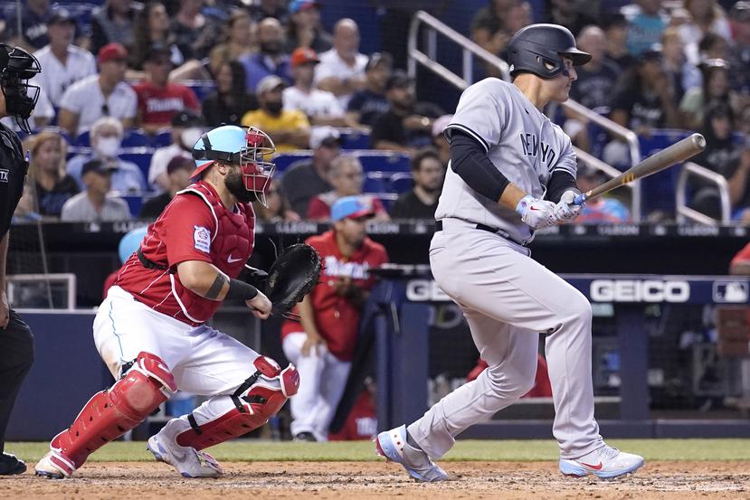 Anthony Rizzo, de los Yankees, pega un sencillo impulsador en la octava entrada en el partido dominical ante los Marlins de Miami.