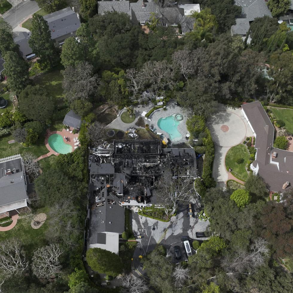 Una vista aérea de una casa dañada por un incendio que aparentemente pertenece a Cara Delevingne, el viernes 15 de marzo de 2024, en la sección Studio City de Los Ángeles. (Foto AP/Jae C. Hong)