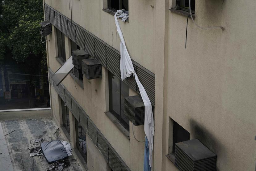 Una cuerda hecha de sábanas que fue usada para escapar del piso superior del Hospital Badim, es vista atada a una ventana, donde un incendio dejó por lo menos 11 personas muertas, en Río de Janeiro. (AP)