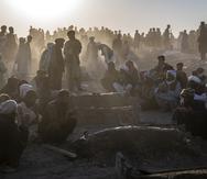 Sobrevivientes del terremoto en la aldea de Zenda Jan comenzaron el lunes a sepultar a los fallecidos.
