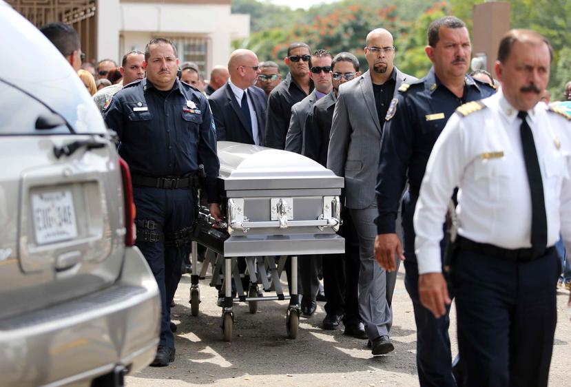 El cuerpo de Osvaldo Albarati Casañas es transportado por amistades y compañeros de trabajo durante su cepelio llevado a cabo el 26 de febrero de 2013. (GFR Media)