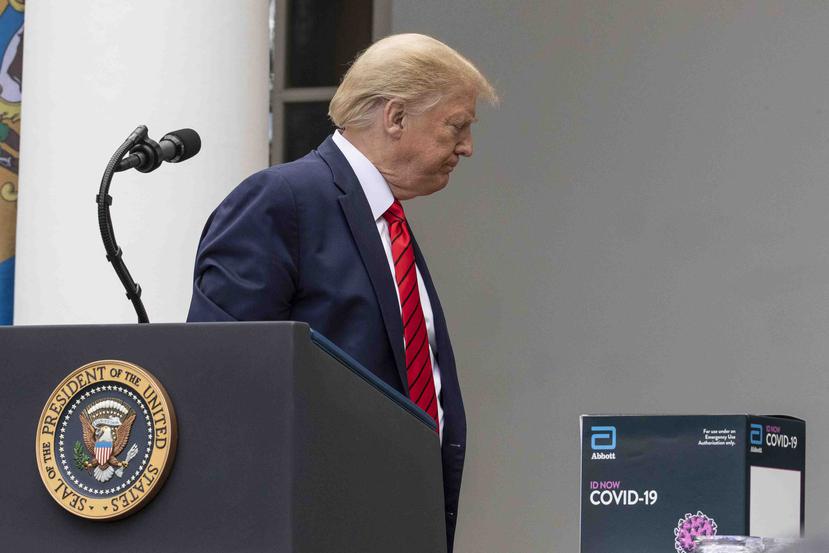 El presidente Donald Trump en una abrupta salida de una conferencia de prensa. (AP)