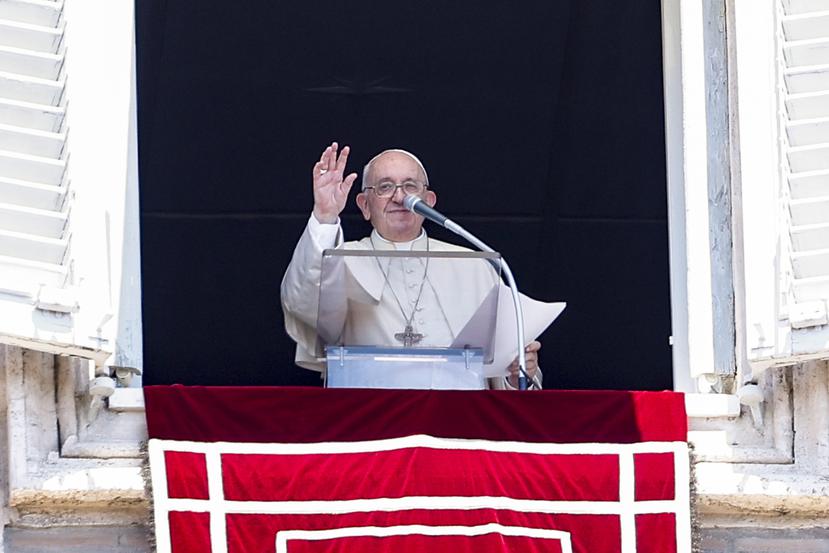 El papa Francisco en la ventana de sus dependencias en el Vaticano.