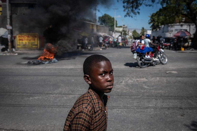 Un niño camina por una calle con bloqueos en el marco de las protestas, en Puerto Príncipe (Haití), el 26 de enero de 2023. EFE/Johnson Sabin