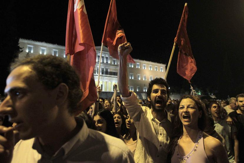 Miles de partidarios del gobierno festejaron en la Plaza Syntagma frente al Parlamento, ondeando banderas de Grecia y coreando "¡No, no, no!". (EFE)