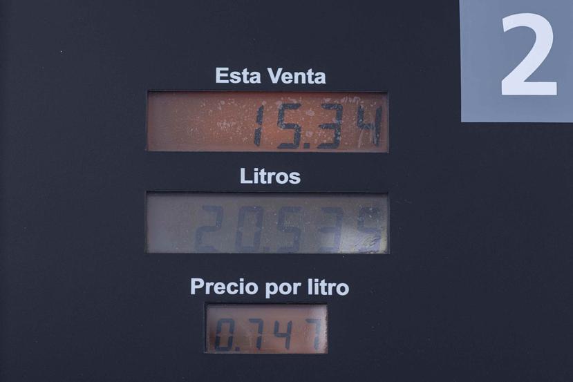A la fecha, el precio del crudo se encuentra $10 por debajo del precio por barril que tenía a principios de enero, cuando el promedio del precio por litro rondaba los 74 centavos. (Archivo)
