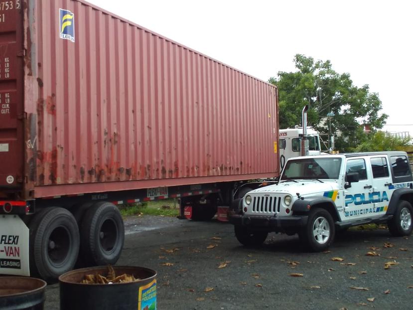 Imagen de uno de los vagones con suministros para los damnificados del huracán María que fue interceptado por la Policía Municipal de Toa Alta tras haber sido sacado de la sede de la CEE. (GFR Media)