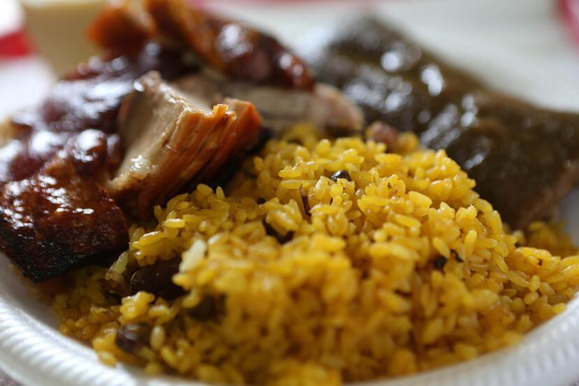 El lechón asado, arroz con gandules y pasteles es uno de los platos que más se degustan en estos días.
