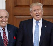 Rudolph Giuliani, a la izquierda, junto al expresidente Donald Trump.