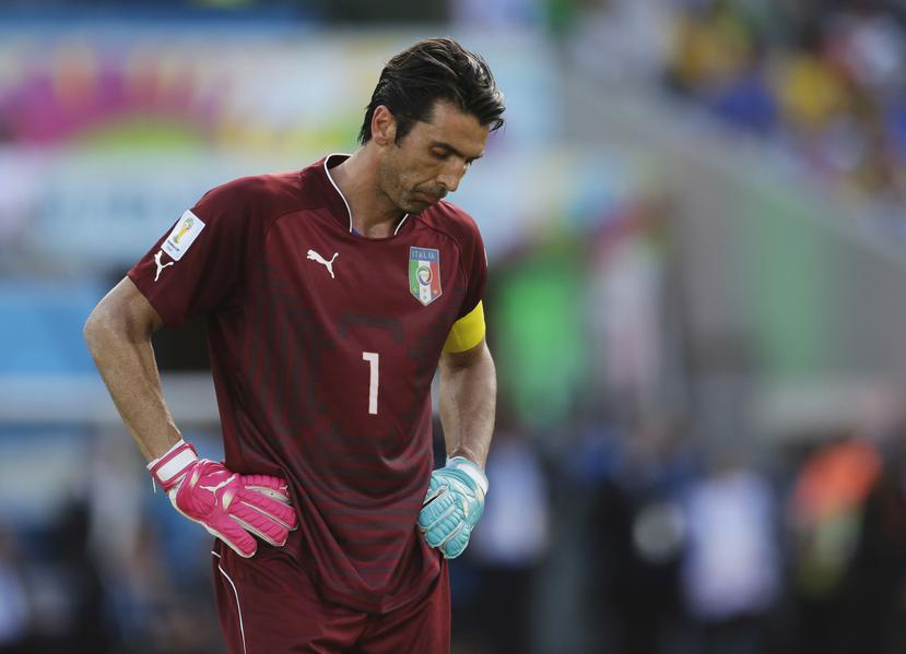 El veterano portero Gianluigi Buffon jugó su último partido con la selección de Italia. (AP)