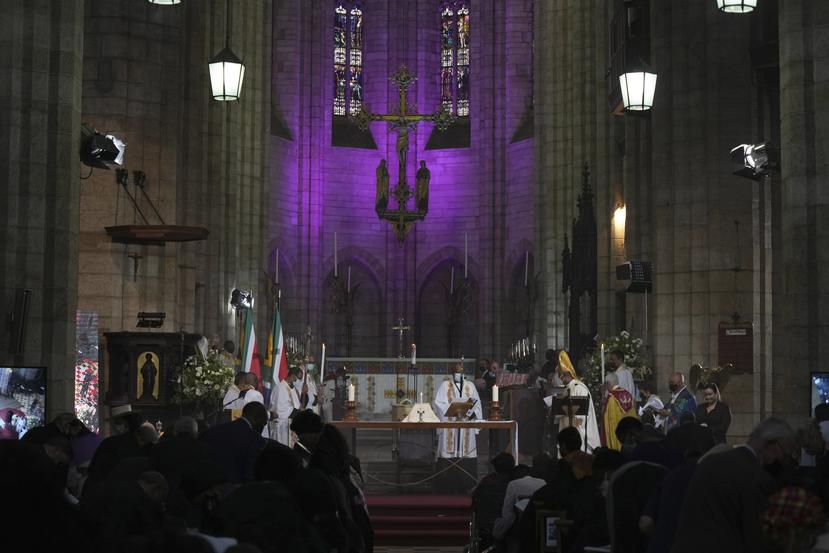 En la imagen, un momento del funeral por el arzobispo anglicano y Premio Nobel de la Paz, Desmond Tutu, en la catedral de St. George, en Ciudad del Cabo, Sudáfrica, el 1 de enero de 2022.