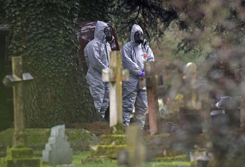 Expertos forenses trabajan en el cementerio de Salisbury, Inglaterra, el sábado 10 de marzo de 2018, como parte de las investigaciones de un agente neurotóxico que envenenó a un exespía ruso y su hija. (PA vía AP)