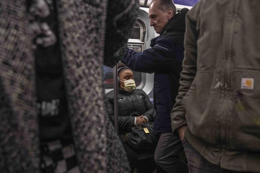 Un pasajero usa un cubrebocas en la línea L del metro de Nueva York con dirección a Manhattan, el martes 3 de marzo de 2020. (Brittainy Newman/The New York Times)