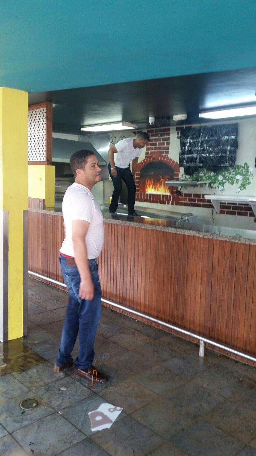 Francisco Jiménez, encargado del negocio Pizza City en la avenida Isla Verde, llegó pasado el mediodía de hoy para verificar los daños y reiniciar operaciones.

