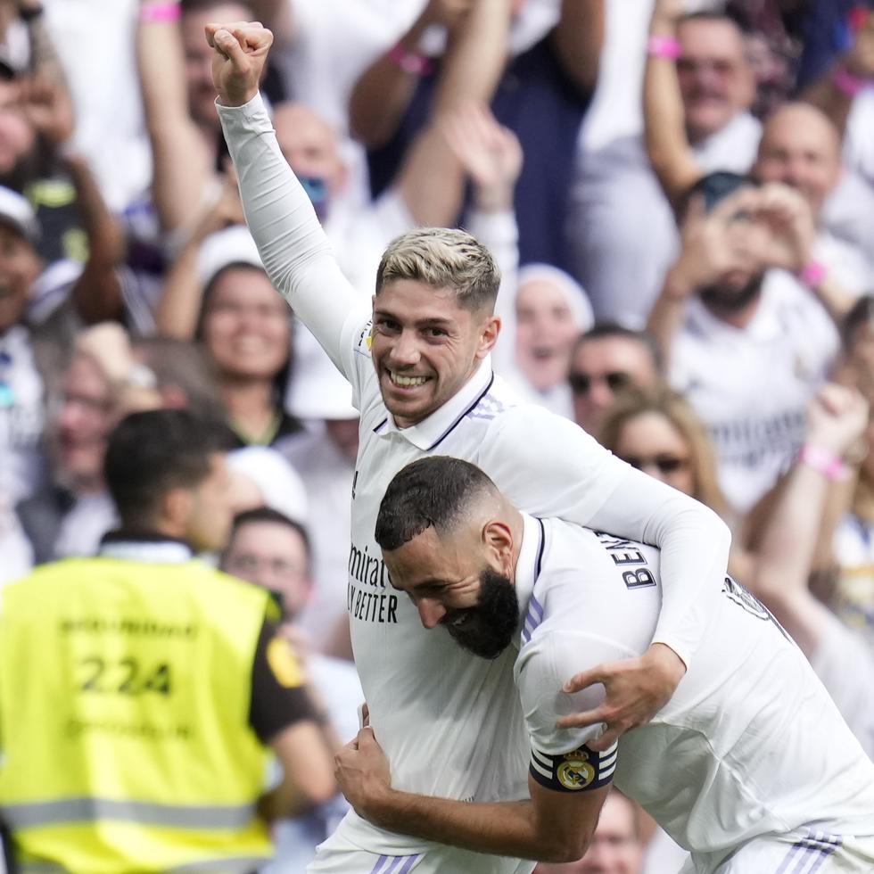 Federico Valverde (puño arriba) celebra con Karim Benzema tras marcar el segundo gol del Real Madrid.