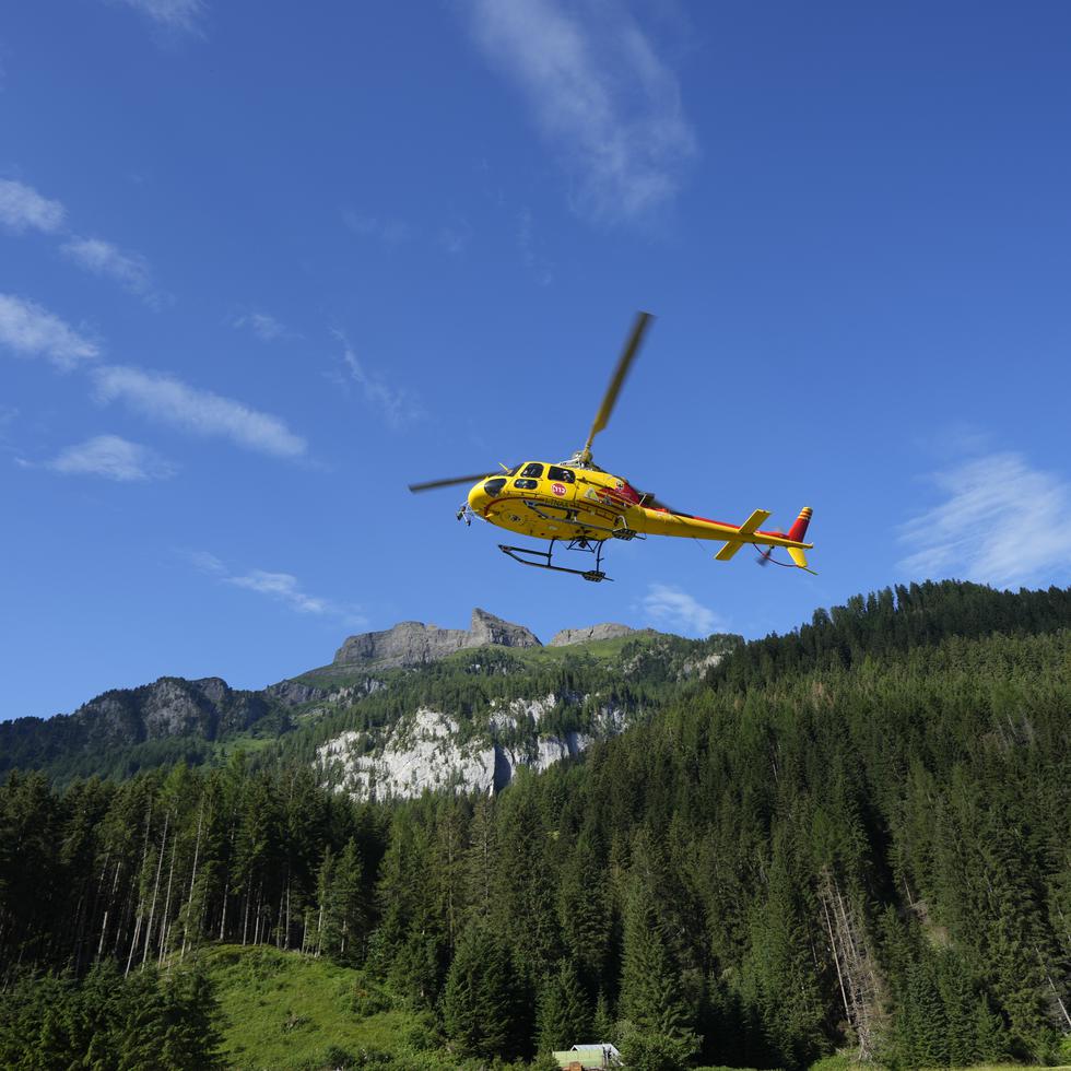 Un helicóptero de rescate despega como parte de los esfuerzos de búsqueda de sobrevivientes.
