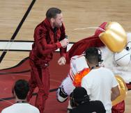 Momento en que Conor McGregor golpea a la mascota del Heat de Miami durante una intervención en una pausa de cuarto juego de las finales de la NBA.